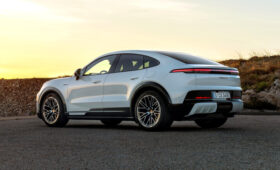 Porsche Cayenne Coupe Electric: улучшенная аэродинамика и смешной «облегчающий пакет»