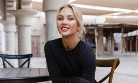 Потапова обтянула женственные округлости тонкой белой маечкой