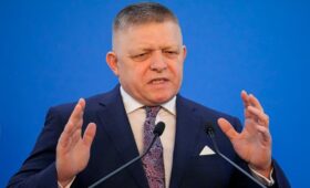 Премьер Словакии: русские встают на колени, только чтобы завязать шнурки