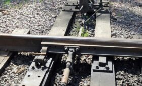 Прикованные цепями к рельсам жители европейской страны парализовали ж/д движение