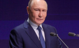 Путину показали чемодан Жириновского