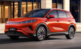 Рестайлинг принес гибриду и электромобилю BYD Sealion 05 одинаковую внешность