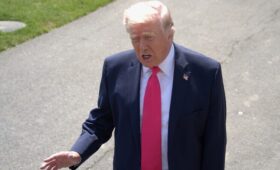 Рогатая фигура на кощунственной картинке Трампа спровоцировала разговоры об Апокалипсисе