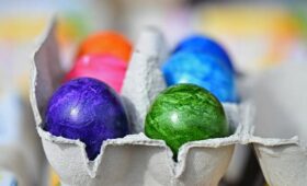 Россиян предостерегли от окрашивания яиц нестандартным способом
