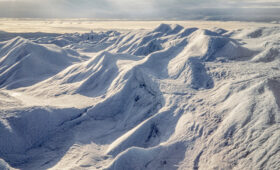 Российские ученые разгадали, чем может пахнуть арктический снег: найден природный источник сильного токсина