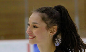 Шанаева оголила рельефный живот, красиво прогнувшись назад