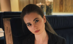 Шевченко сменила несколько романтичных образов, позируя с розой