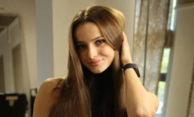 Щенятская соблазнительно покрутила бедрами, танцуя в ярком костюме