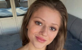 Симакова показала со всех сторон идеальную фигуру в белом бикини