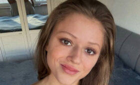 Симакова засветила линию загара, прогнувшись кошечкой в крошечном бикини