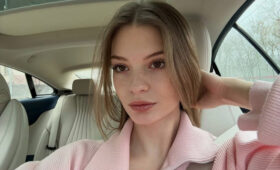 Скопцова козырнула красивым декольте в платье с корсетным лифом