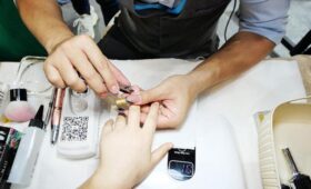 Смертельно опасный маникюр: какие инфекции подстерегают россиян в салоне