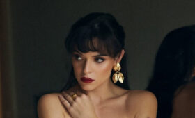 Сотникова подчеркнула изящные линии фигуры облегающим макси-платьем