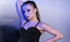 «Статуэточка»: Кагановская обтянула изящную фигуру «голым» платьем со стразами