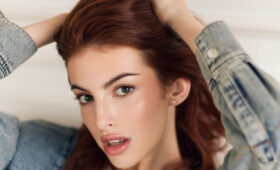 Стубайло понежилась в постели в короткой шелковой сорочке