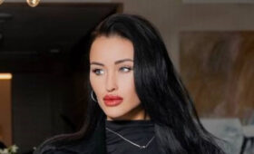 Татарева засветила идеальные ноги, выйдя в свет в элегантном костюме