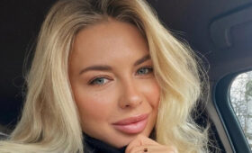 Тиманина обтянула фигуру «песочные часы» блестящим платьем с голой спиной