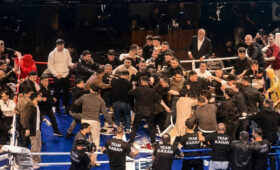 Толпа разъяренных турецких фанатов набросилась на русского боксера после победы