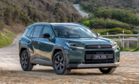 Toyota не планирует переводить актуальный кроссовер RAV4 на электротягу