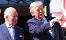 Трамп снова нарушил королевский протокол на встрече с Карлом III