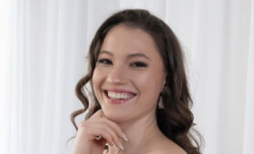 Уразова покрасовалась рядом с цветущей вишней в родном городе