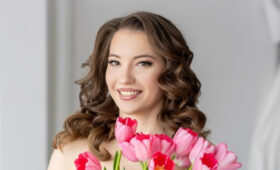 Уразова сфотографировалась в постели в игривом мини-платьице