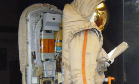 «В 90-е много бесценного было продано»: как советский лунный скафандр «Кречет-94» оказался на маркетплейсе