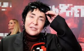 В новой песне Лолита завыла волком