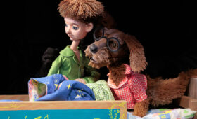 Вашу квартиру показали в кукольном спектакле «Когда придёт Динозавр»