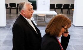 Венгрия — всё? Партия Орбана пролетела на выборах, чем это грозит России