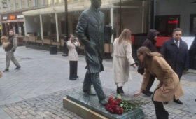 Возле памятника Прокофьеву собрались десятки людей с букетами цветов