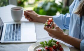 Врач назвала опасность перекусов и частого чаепития