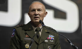 Зачистка по-трамповски: почему глава ФБР и министр армии уже собрали чемоданы