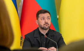 Зеленский влез с антироссийскими утверждениями в историю с атакой на американский самолет-радар