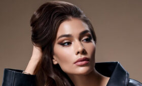 Жена Овечкина попозировала в красном платье-комбинации с опасным декольте