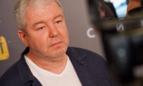 Александр Робак заинтриговал новым образом: актер примерил темные усы