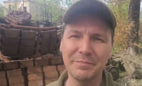«Доделываю то, что не доделали предки»: поэт Дмитрий Филиппов записал поздравление с Днем Победы у подбитого танка
