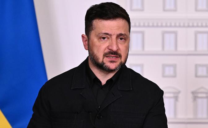 &laquo;Это передоз&raquo;: Зеленский своим ночным указом &laquo;разрешил&raquo; парад на Красной площади в Москве 9&nbsp;мая