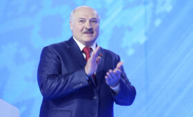 Интернет-пользователей заинтересовала внешность посетившего парад сына Лукашенко