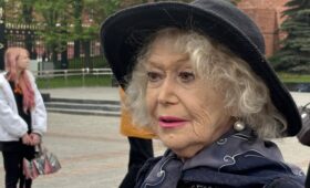 «Не любите! Но почему обязательно надо драться?»: Немоляева рассказала, как встретила День Победы