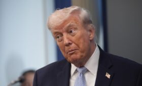 Проиграл членистоногим: Америка разлюбила Трампа окончательно