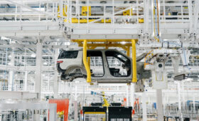 Rivian наращивает производственные мощности на фоне слабого спроса и огромных долгов