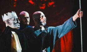 Театр «Шалом» показал «Лира» с диджеем, помрежем и тенью Михоэлса