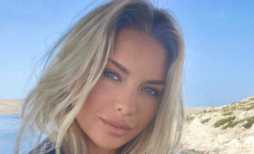 Тиманина показала красивые линии тела, обтянув фигуру узким платьем