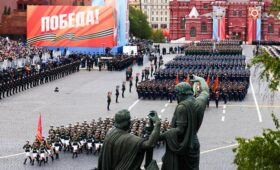 Торгаш Днем Победы: Зеленскому без разницы на чем «рубить бабло» — на памяти поколений или на поставках оружия