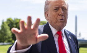 Трамп пообещал вывести через Ормузский пролив застрявшие танкеры