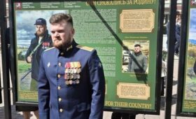 «В прошлый раз столько людей не было»: на Арбате открылась выставка репродукций картин Александра Шилова
