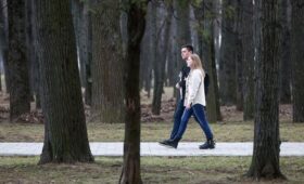 Врачи сказали, сколько минут ходьбы в неделю спасает сердце