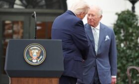 Захарова иронично высмеяла помятый костюм Карла III на встрече с Трампом