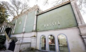 Жюри выставки в Венеции уволилось из-за участия России